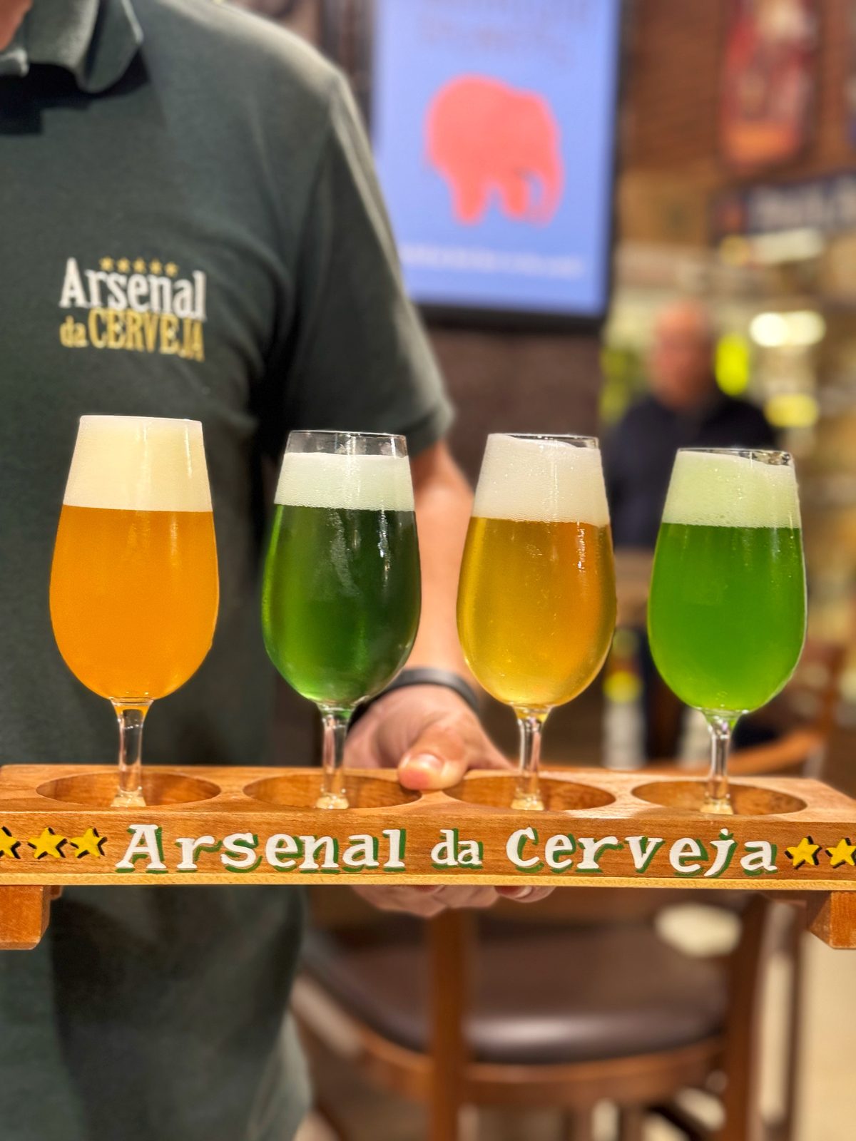 Integrante da equipe do Arsenal servindo estilos de chopp para a degustação