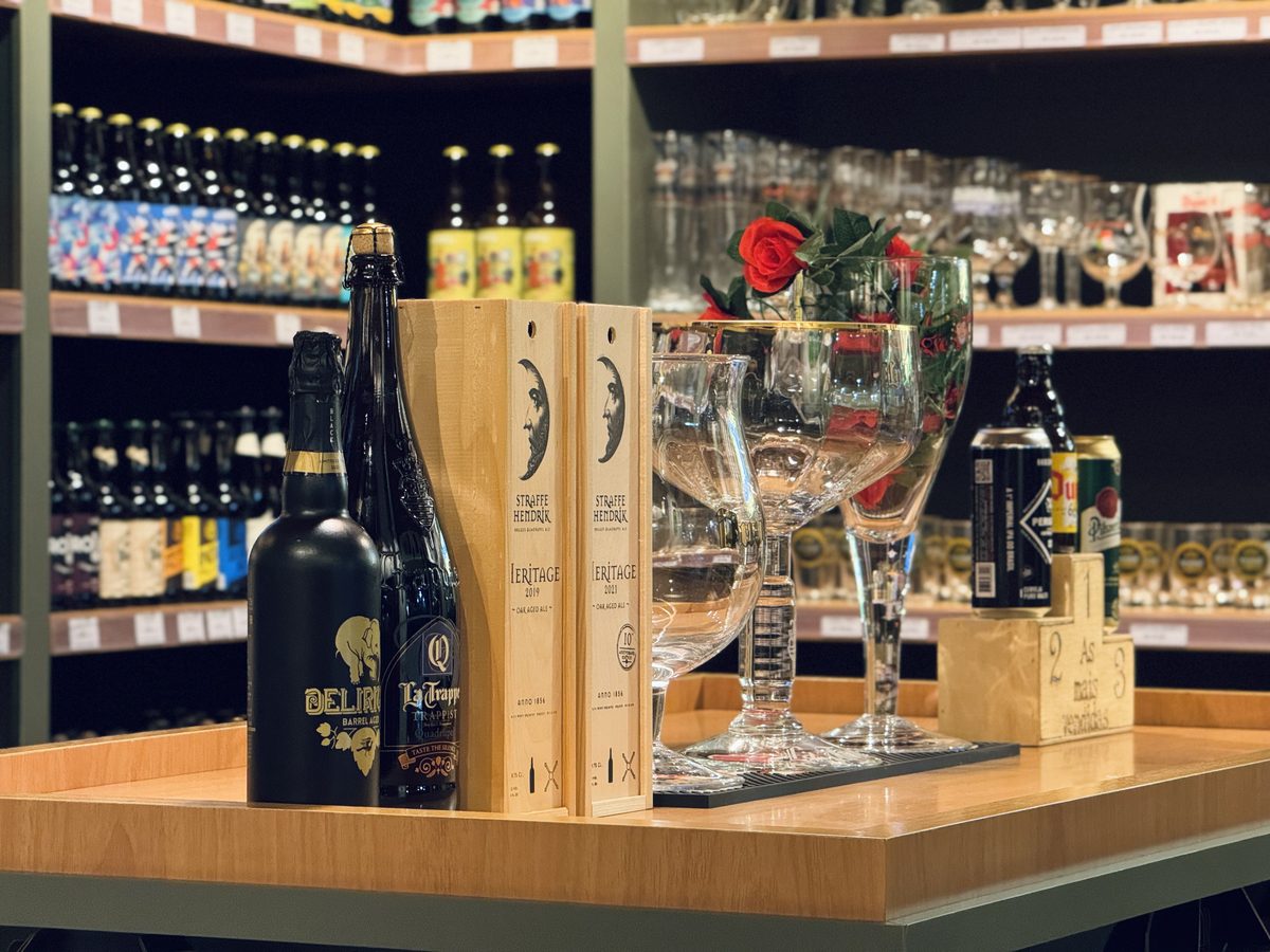 Kit do Arsenal da Cerveja com garrafa e taças em caixa de presente