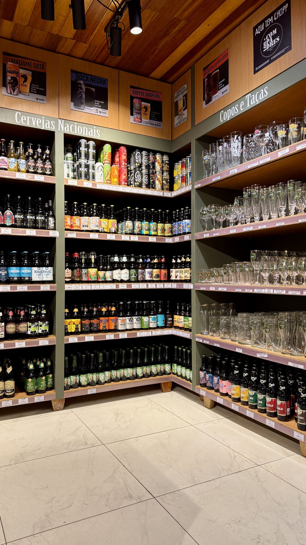 Prateleiras de cervejas nacionais do Arsenal da Cerveja com dezenas de rótulos