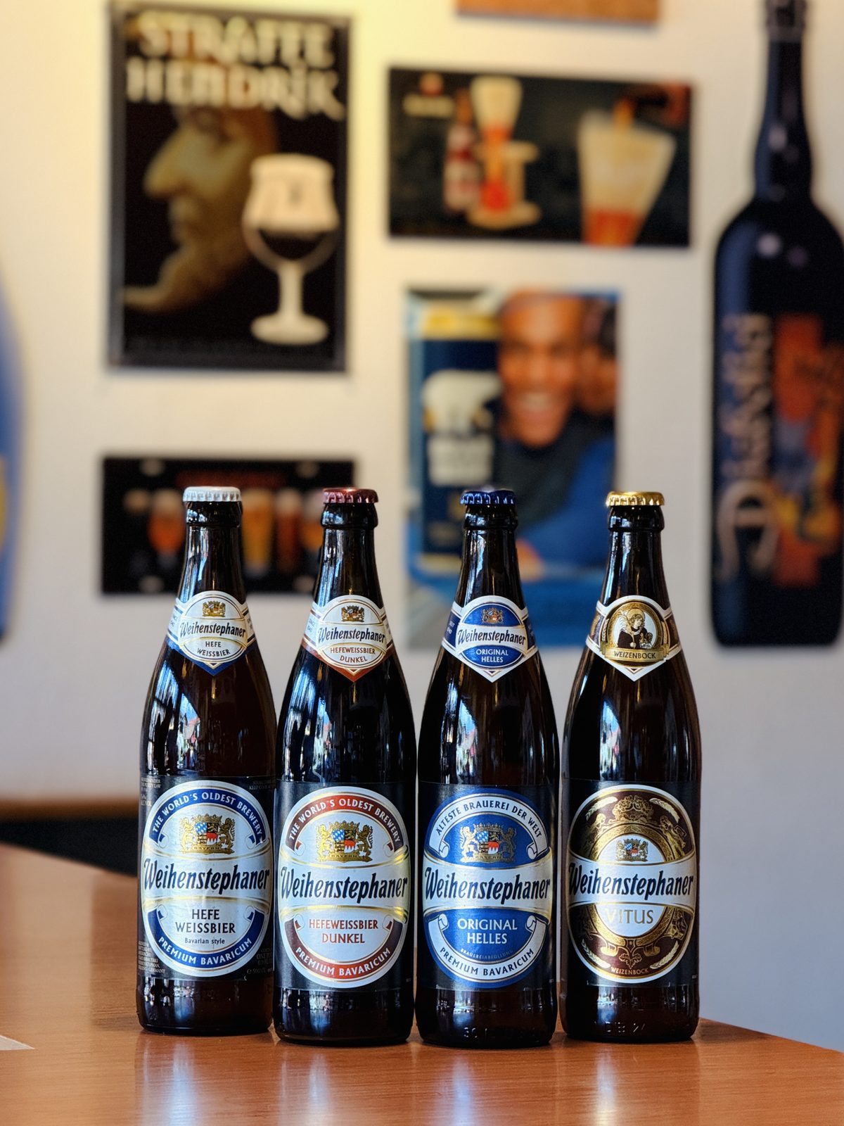 Garrafas de cervejas especiais importadas na prateleira do Arsenal