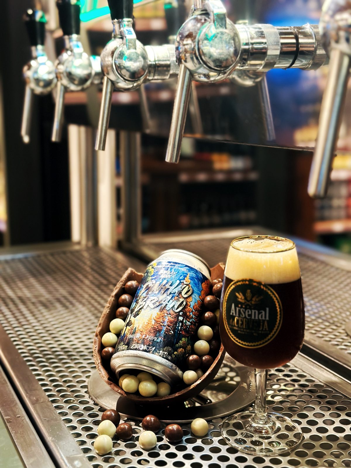 Torneiras de chopp cromadas no balcão do Arsenal da Cerveja