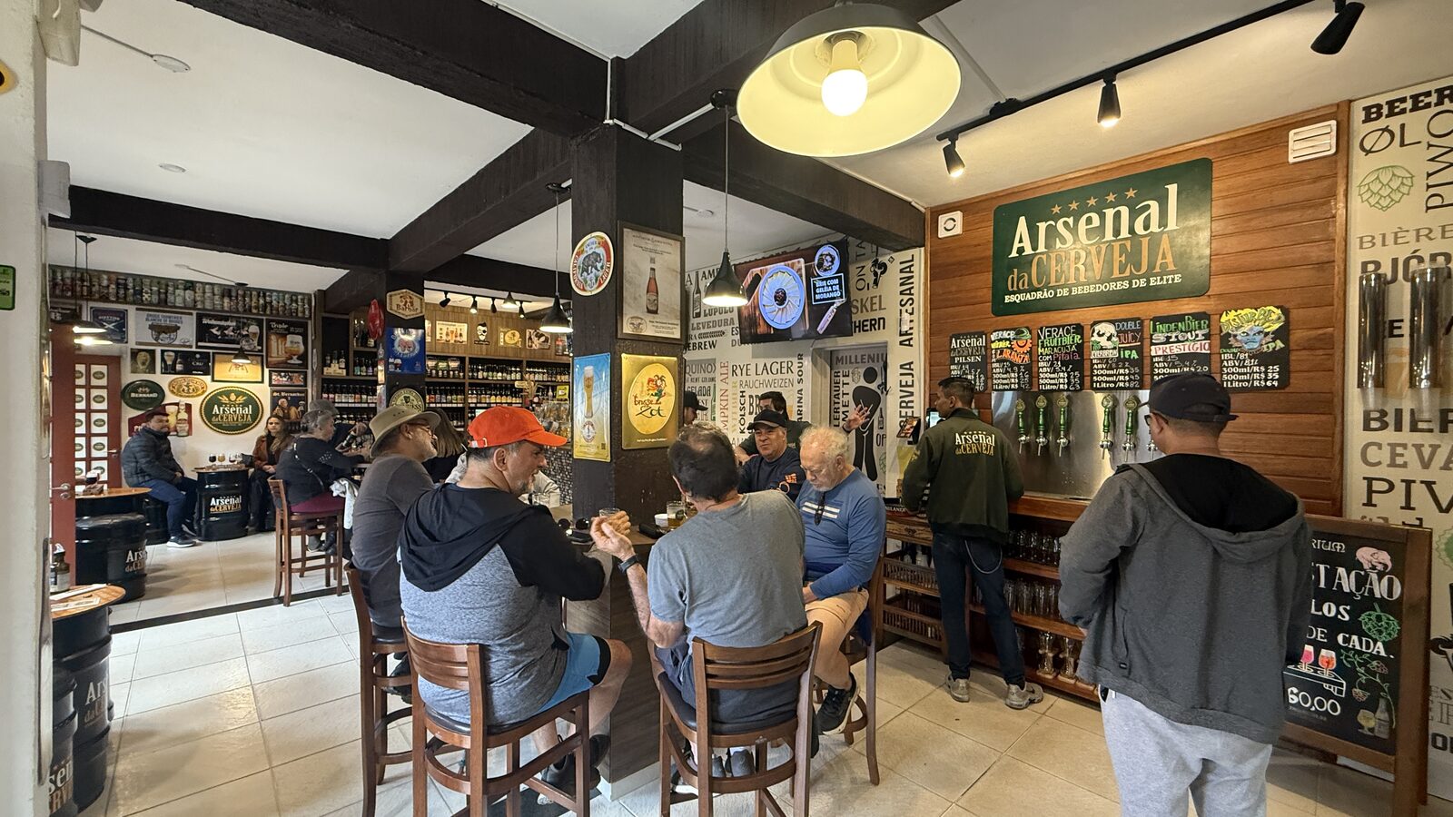 Interior da unidade Galeria Suíça com torneiras de chopp e quadros da marca